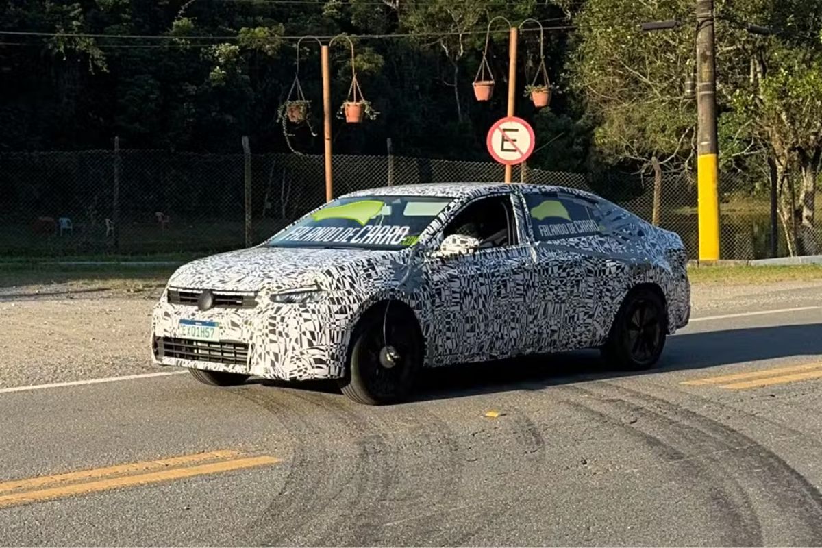 Imagem da Mula do Volkswagen Tarok andando na rua. O carro tem a carroceria do Nivus e está com adesivo preto e branco