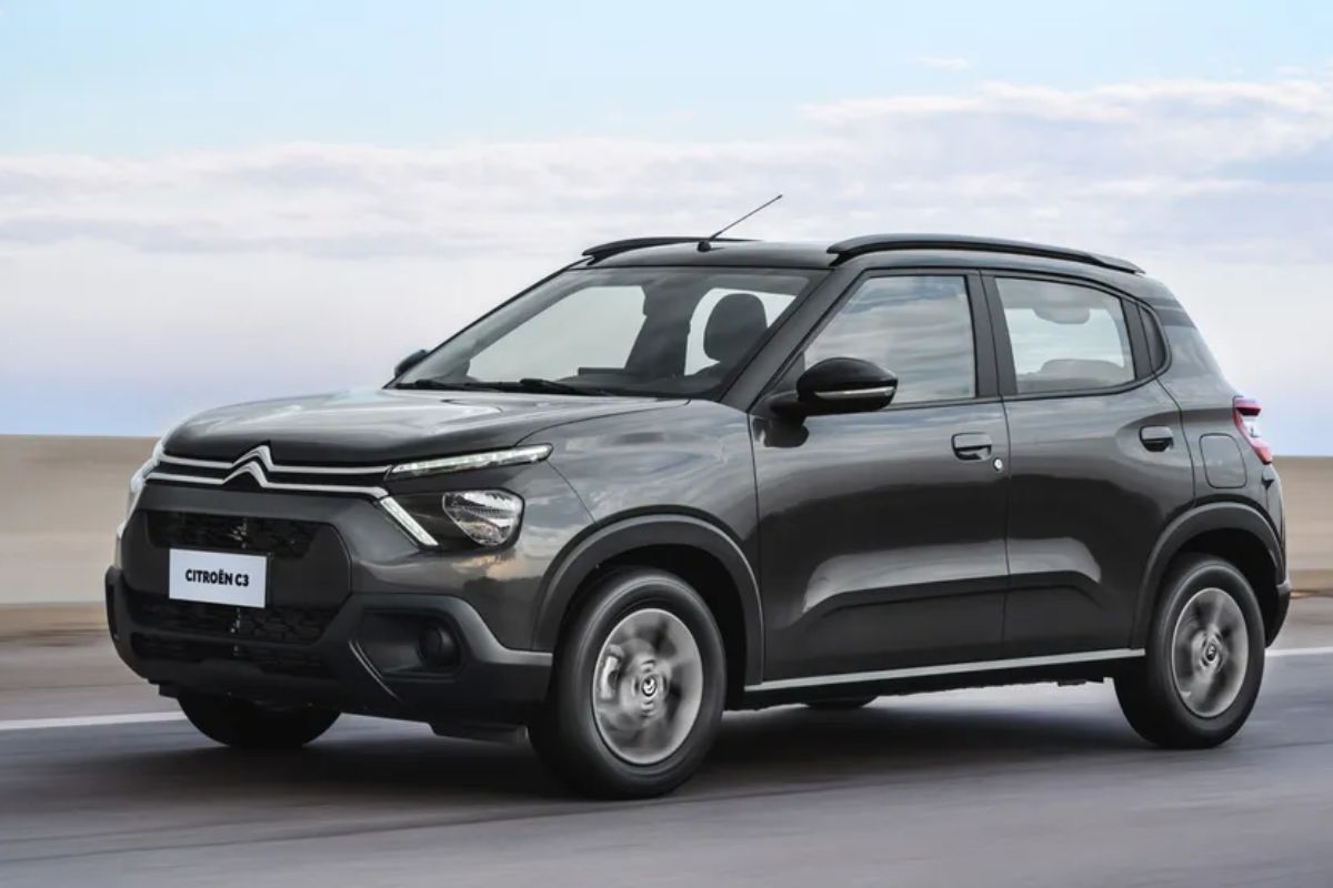 Um Citroën C3 2025 preto correndo ao ar livre