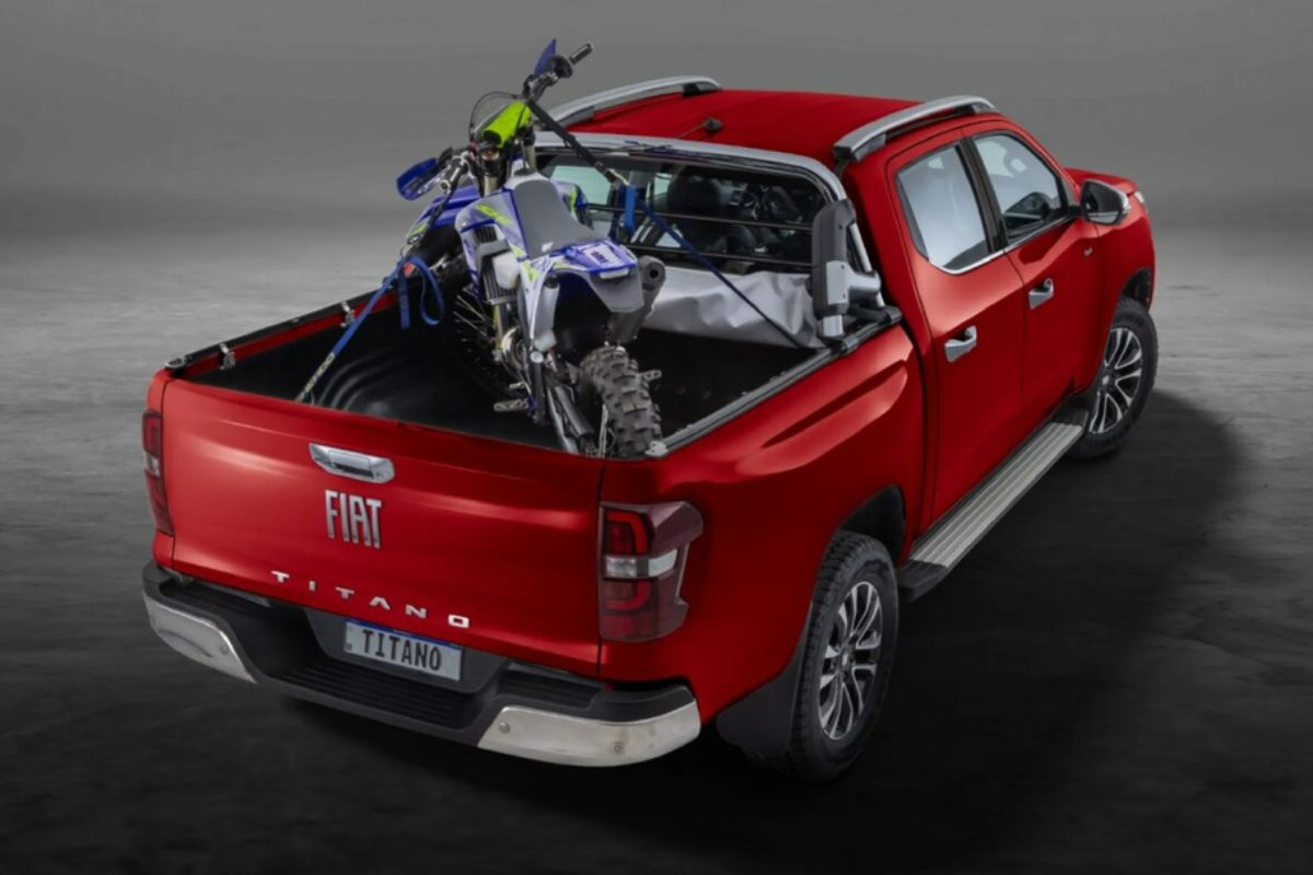 Fiat Titano 2025 com uma moto na caçamba