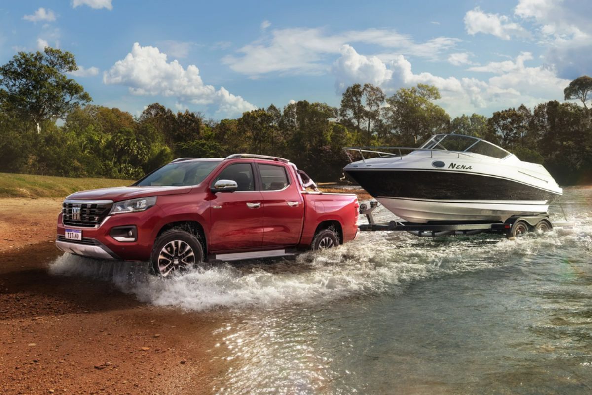 Fiat Titano 2025 saindo da água com um barco engatado