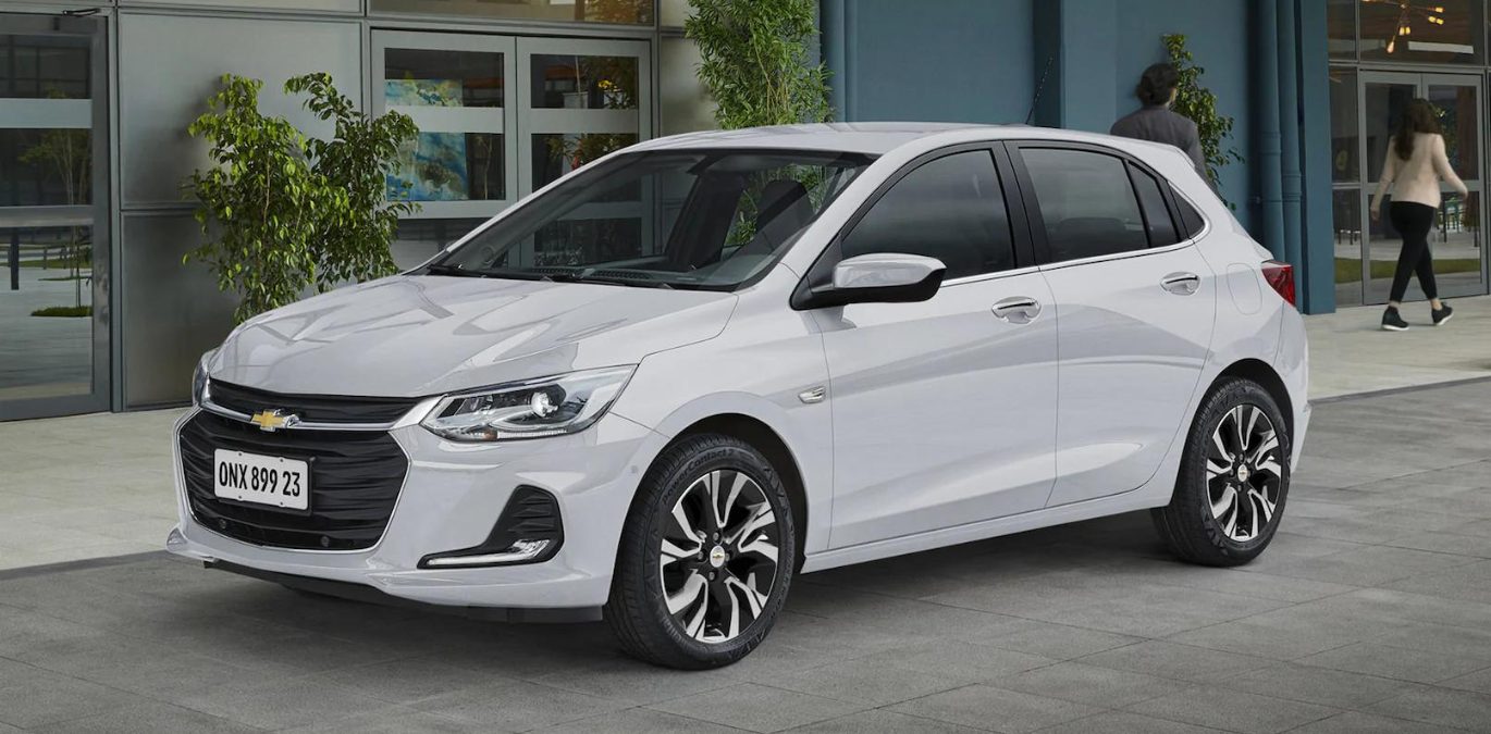 Lateral do Chevrolet Onix branco