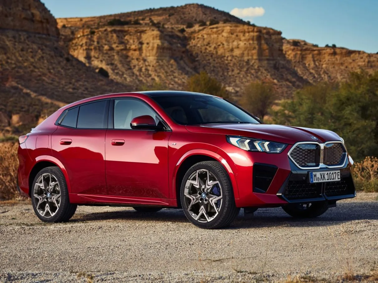 Lateral do BMW X2 vermelho