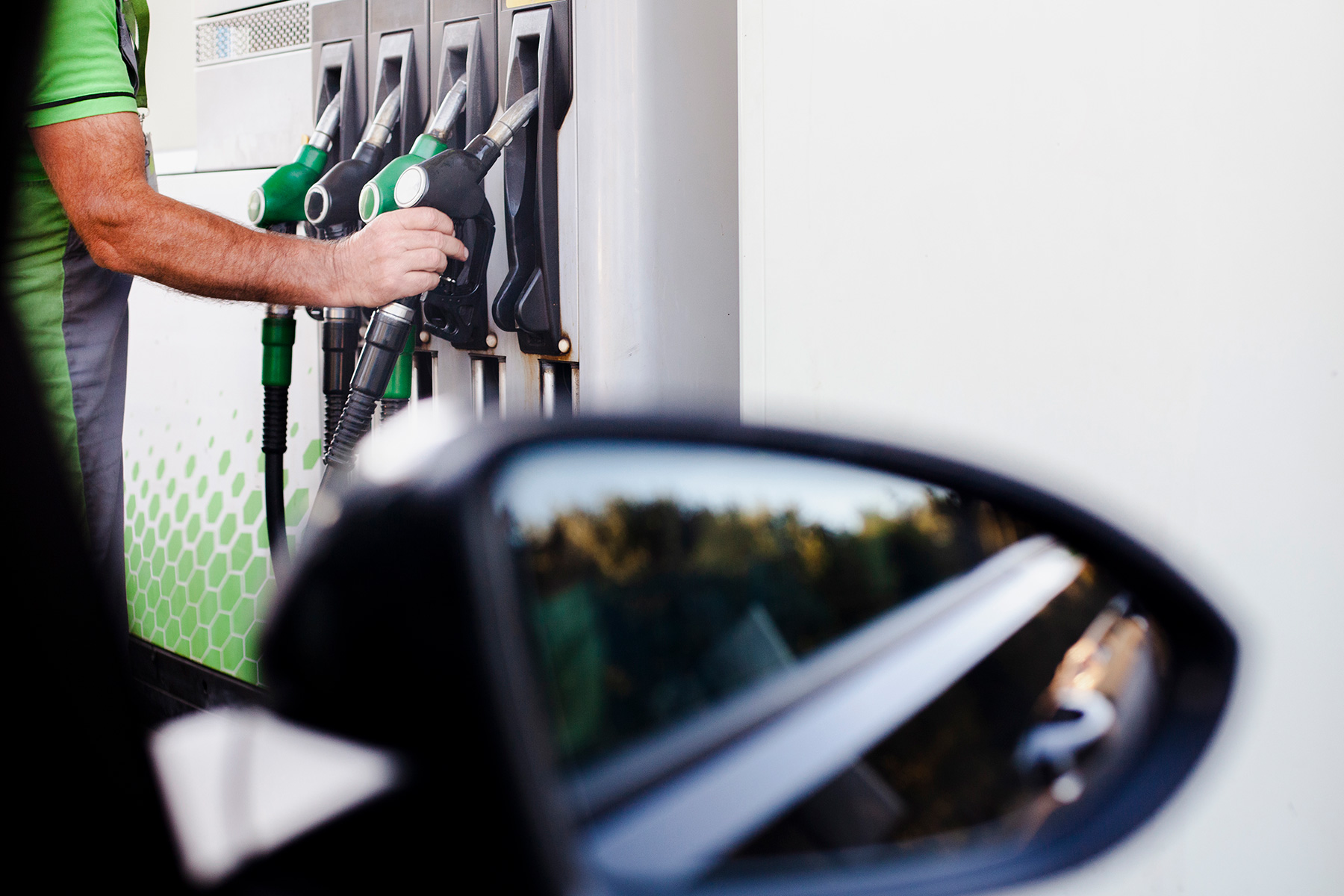 Frentista em posto de gasolina