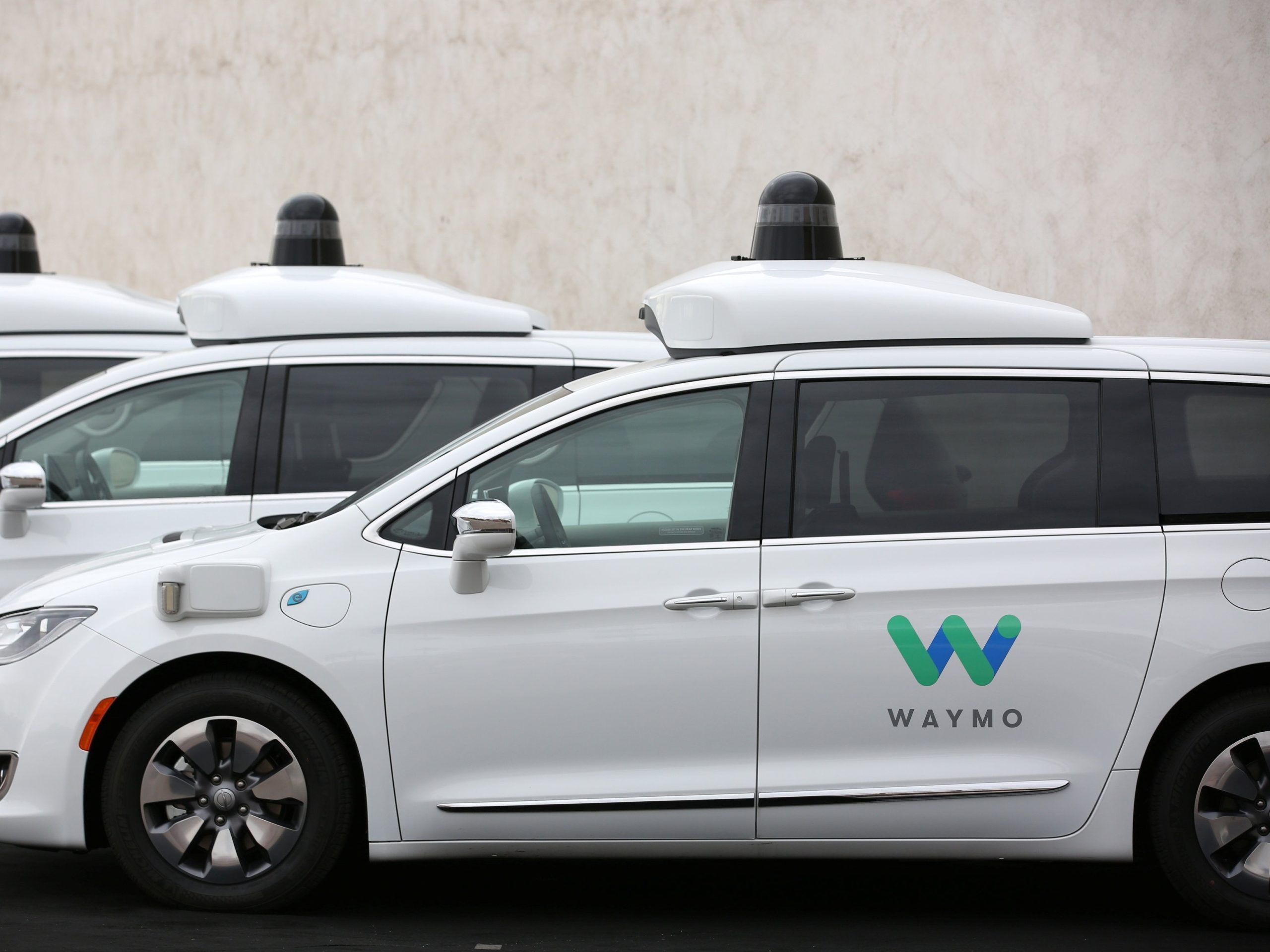 waymo-chrysler-pacifica-hybrid