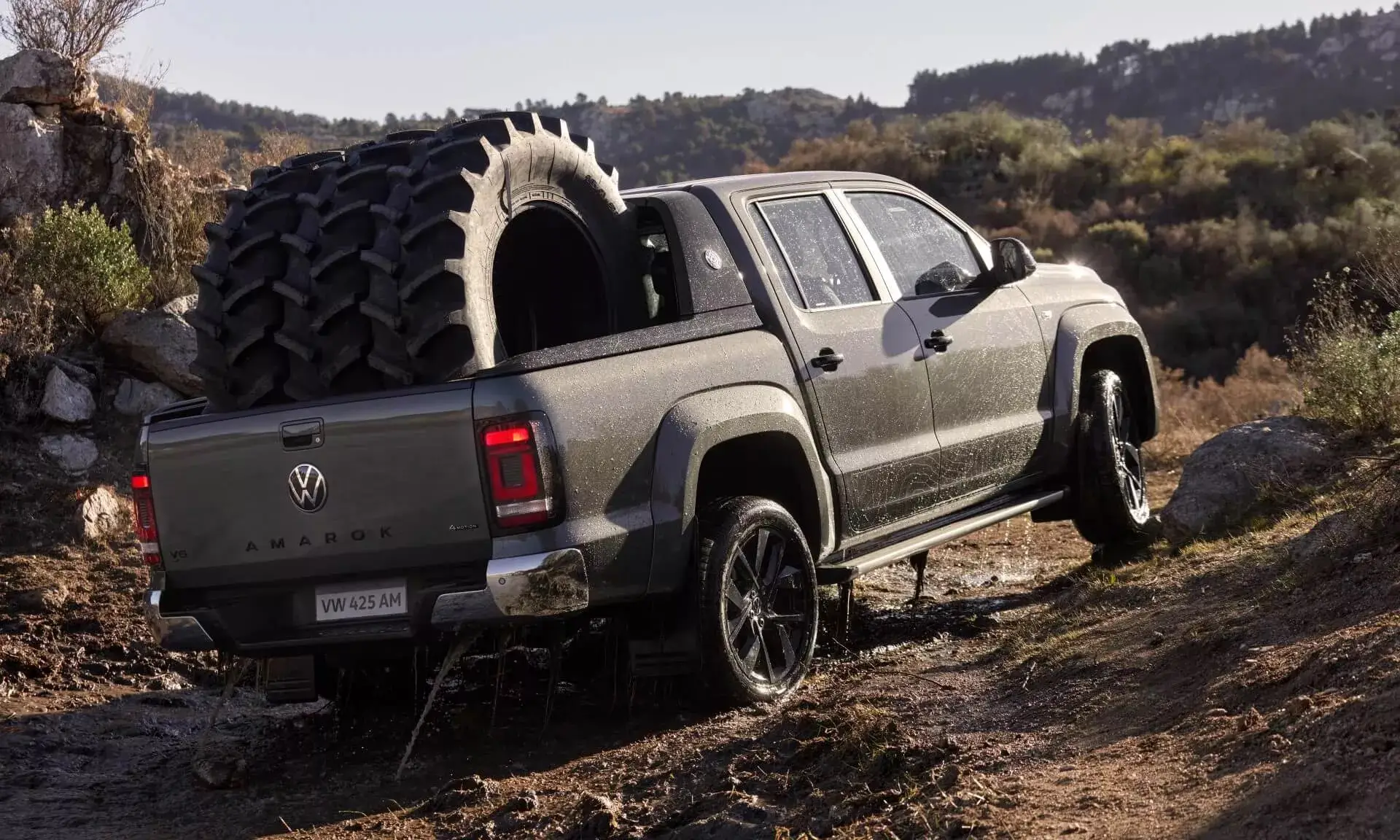 Diagonal lateral direita e traseira da Amarok 2025 com pneus na caçamba