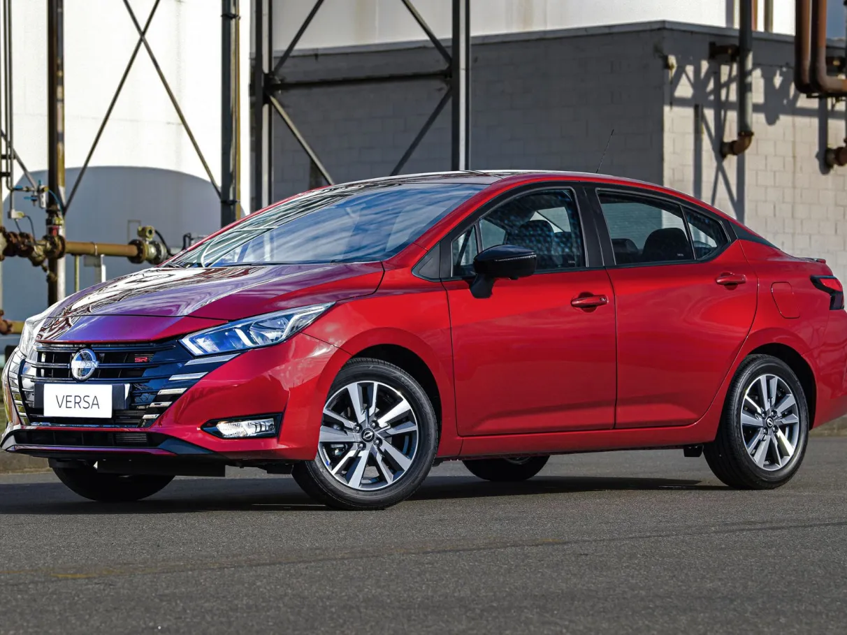 Diagonal lateral direita Nissan Versa vermelho