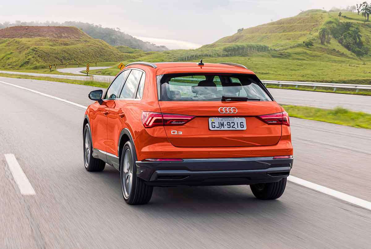 Traseira Audi Q3 laranja na rodovia