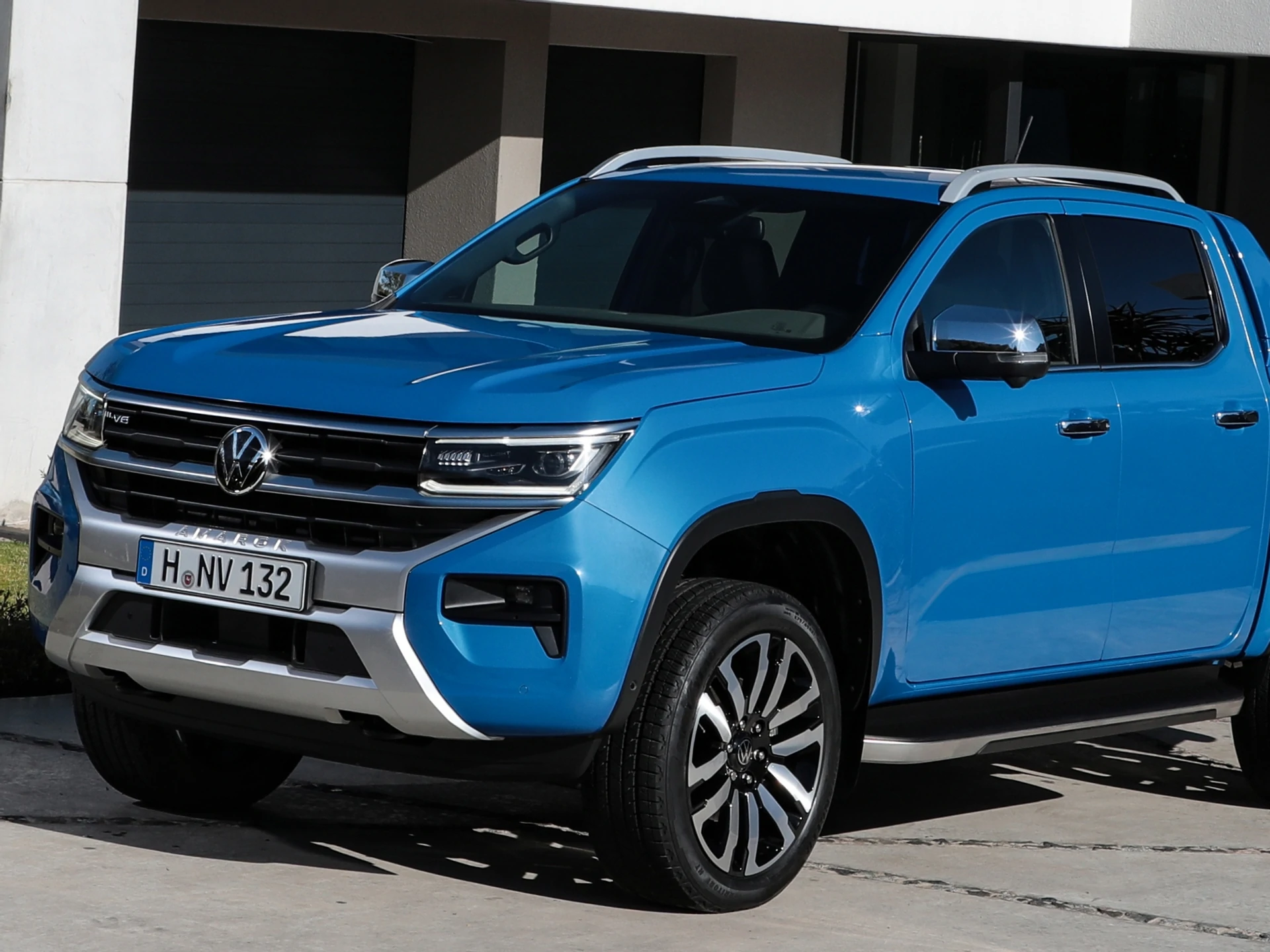 Diagonal lateral direita e frente Amarok 2025 azul