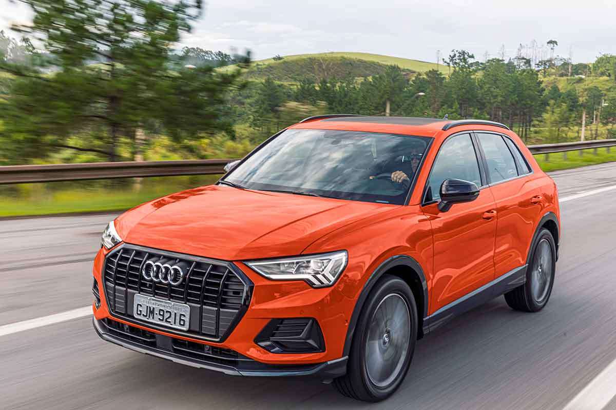 Lateral diagonal novo Audi Q3 Performance Black cor laranja na rodovia