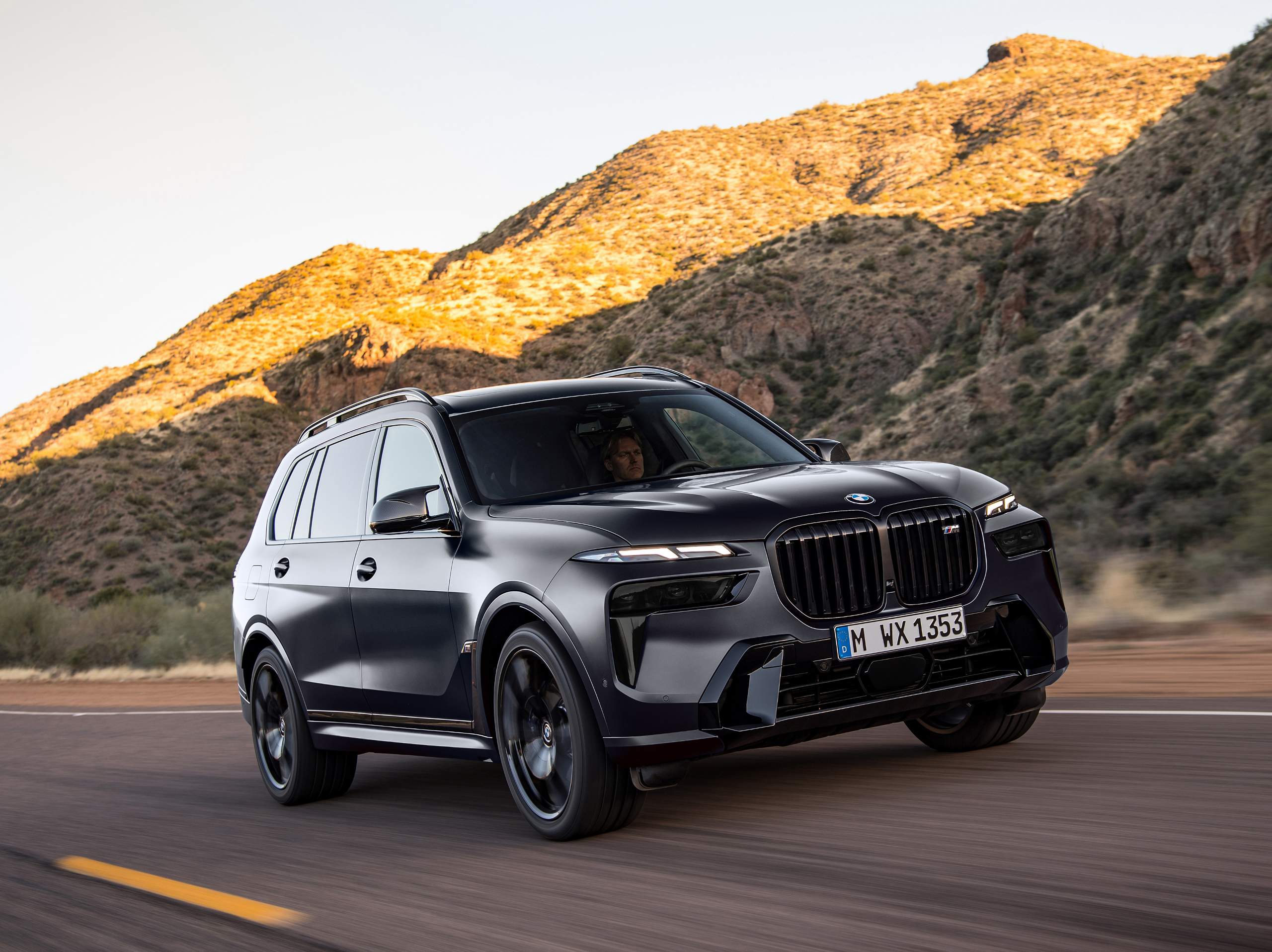 Lateral esquerda e grade frontal BMW X7 na cor preta