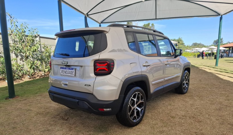 Diagonal lateral direita e traseira do Jeep Renegade Sahara na cor areia