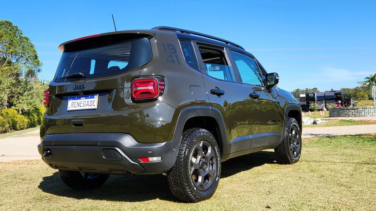 Diagonal lateral direita e traseira do Jeep Renegade na cor verde musgo