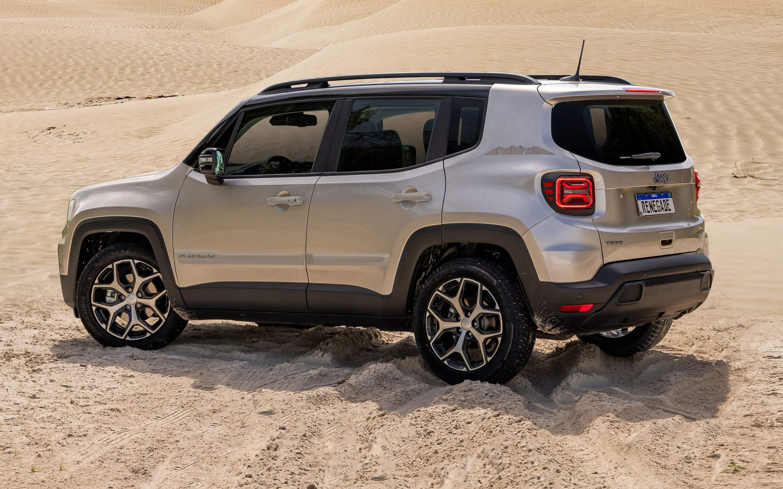 Lateral do Jeep Renegade 2025 na cor areia