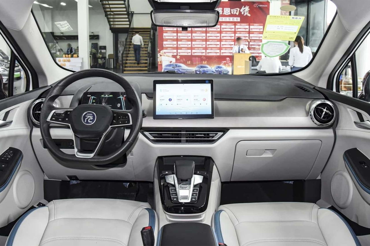 Interior, com visão do volante e painel do BYD Yuan Pro