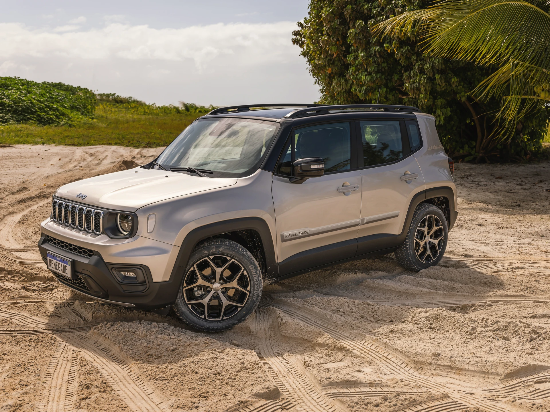 Lateral do Jeep Renegade 2025 Sahara na cor areia