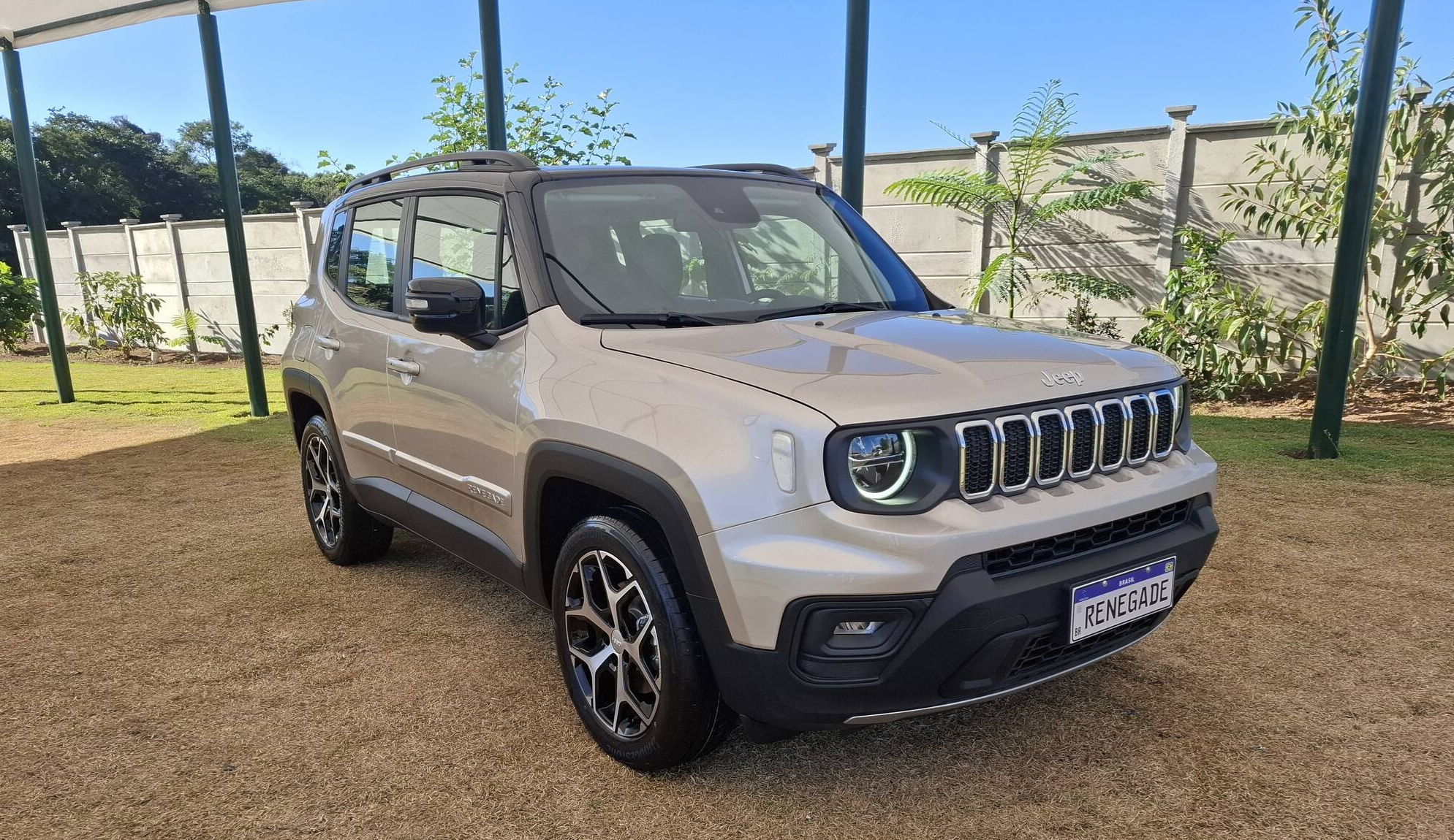 Diagonal lateral esquerda e frente do Jeep Renegade Sahara cor areia