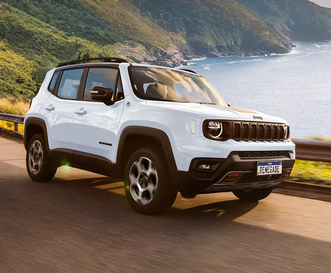 Diagonal lateral esquerda e frente do Jeep Renegade Trailhakw na cor branca