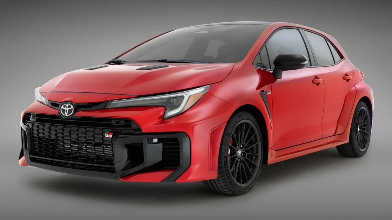 Grade frontal do novo Corolla GR-Sport 2025 vermelho