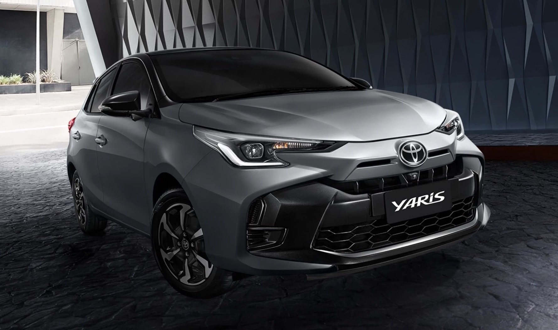 Toyota Yaris prateado versão Tailândia