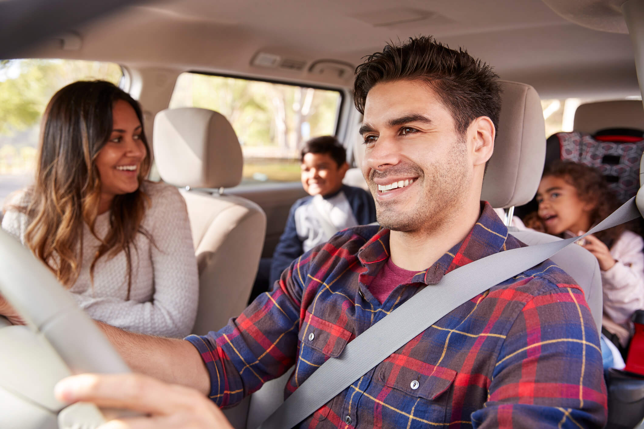 Família viajando de carro