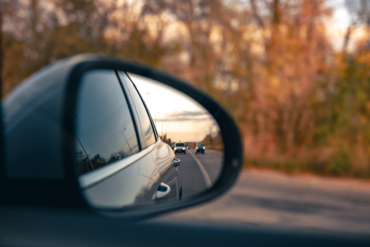 Visão de um retrovisor externo de um carro